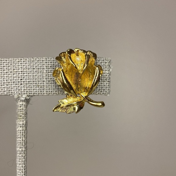 Vintage Nina Ricci Goldtone Metal Floral and Faux Pearl Clip-On Earrings (24mm) - Picture 3 of 6